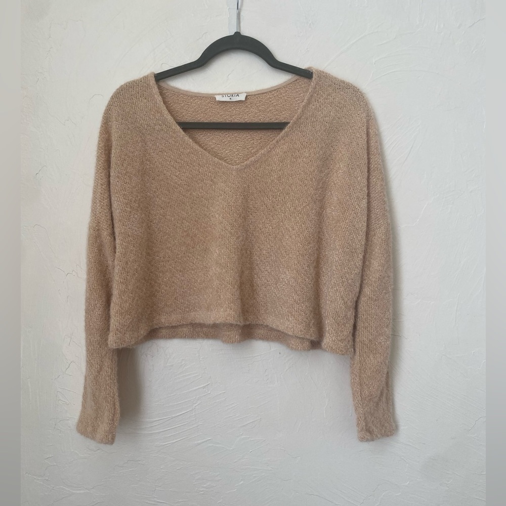 Storia v-neck cropped long sleeve sweater size M